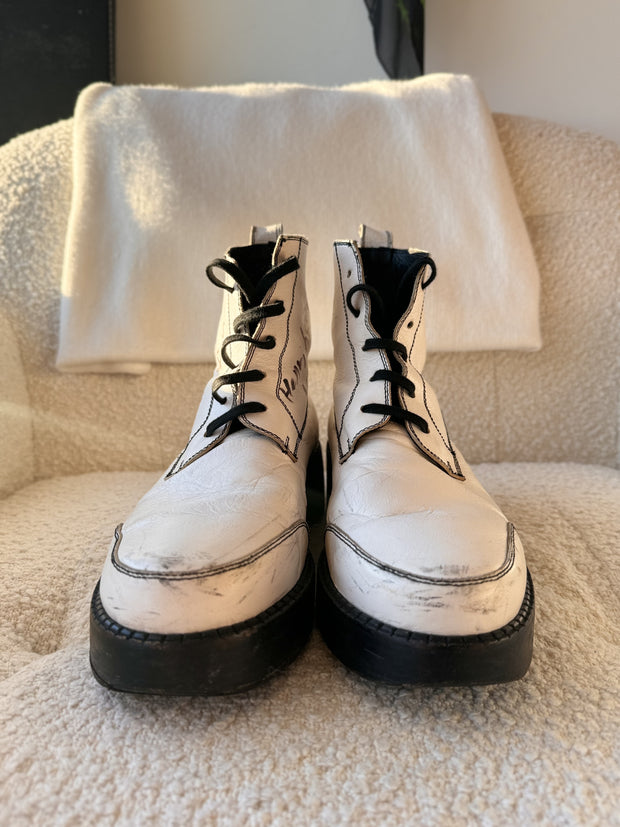Spring/Summer 2018 “Henri’s Last Chance” Bottes En Cuir Hand-Drawn by Henri Alexander Levy